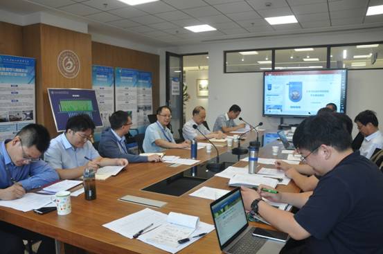 一群人在餐厅里吃桌子上的电脑描述已自动生成