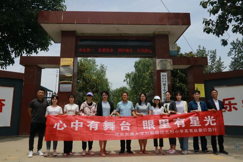 人们在街道上描述已自动生成